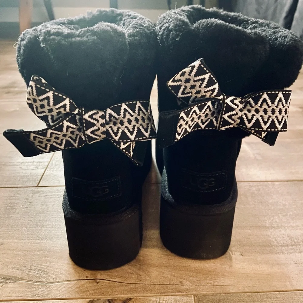 UGG® Classic Mini Maxi Curly in Black